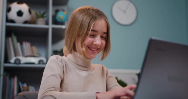 Piękny Uśmiech Lat Uczennica Siedzi Przy Biurku Odrabiając Pracę Domową — Wideo stockowe