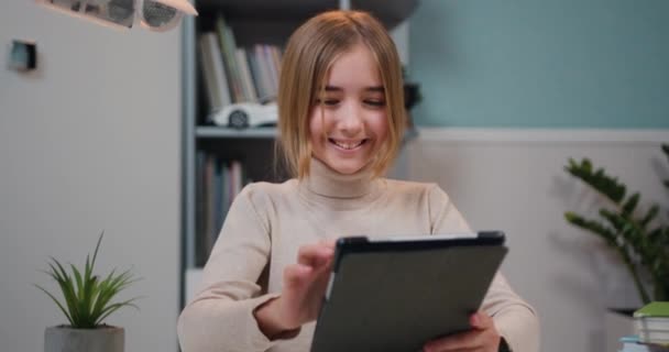 Portrait Good Looking 10S Year School Girl Use Tablet Device — Vídeo de Stock