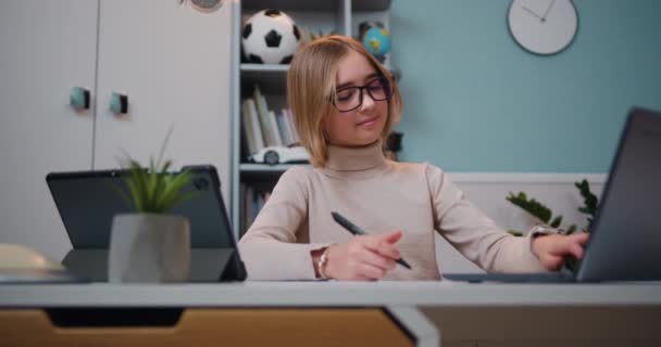 Distance Learning Focused Caucasian Pretty Schoolgirl Doing Her Homework Home — Vídeo de Stock