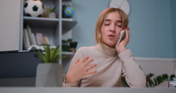 Yaşındaki Güzel Kız Oturma Odasındaki Masada Oturan Telefona Cevap Veriyor — Stok video
