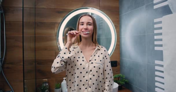 Nastolatka Aparatem Zęby Patrzy Kamerę Pokazuje Samo Rano Domu Zwolniony — Wideo stockowe