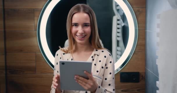 Caucasian Smilling Woman Standing Bathroom Holds Digital Tablet Attractive Girl — Stock Video