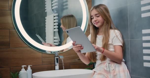 Little Girl Digital Tablet Surfing Social Media Enjoy Daily Bodycare — Stockvideo