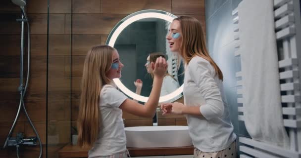 Girl Her Cute Little Sister Wearing Hydrogel Undereye Patches Chatting — Wideo stockowe