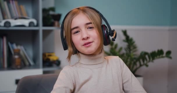 Primo Piano Bella Sorridente Bambina Cuffia Seduta Davanti Computer Portatile — Video Stock