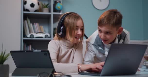 Kaukasische Jungen Und Mädchen Beim Spielen Auf Laptop Und Tablet — Stockvideo