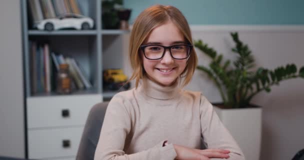 Retrato Colegial Caucasiana Sorridente Usando Óculos Sentados Mesa Casa Olhando — Vídeo de Stock
