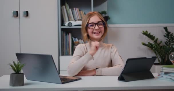 소녀의 클로즈업 안경을 코카서스 소녀는 손가락 카메라를 — 비디오
