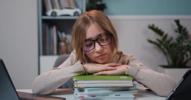 Крупный План Девочки Подростка Сидящей Столом Думающей Решении Школьных Экзаменов — стоковое видео