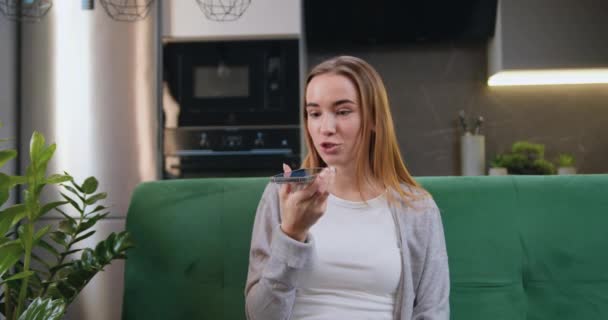 Bella Ragazza Adolescente Seduta Sul Divano Casa Con Cellulare Che — Video Stock