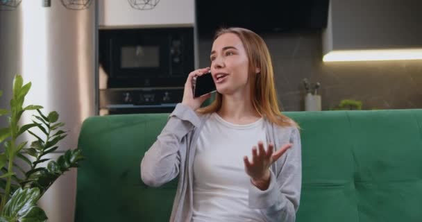Souriant Jeune Femme Parlant Téléphone Assis Sur Canapé Maison Portrait — Video