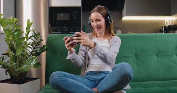 Mutlu Kız Oyuncular Kulaklık Yarışması Video Oyununu Akıllı Telefonlarıyla Oynarlar — Stok video