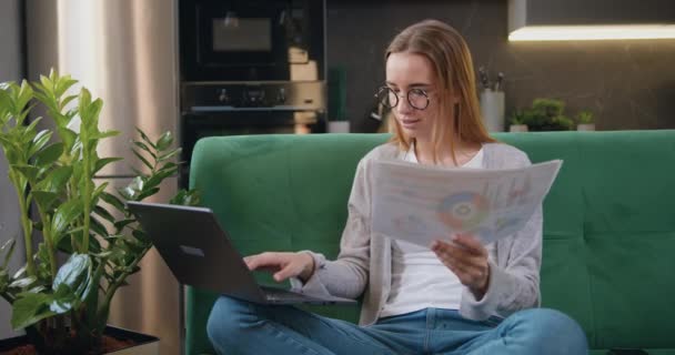 Молодая Блондинка Работающая Ноутбуком Документами Собирающая Данные Проверяющая Отчеты Сотрудников — стоковое видео
