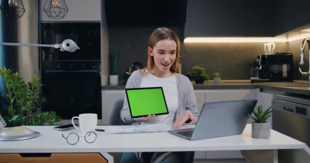ラップトップ作業を使用して魅力的な女の子は コールビデオ会議を持っています 女性は通話ビデオ会議中に緑色の画面でタブレットを表示します クロマキーテクノロジー マーケティングデザインコンセプト スローモーション — ストック動画