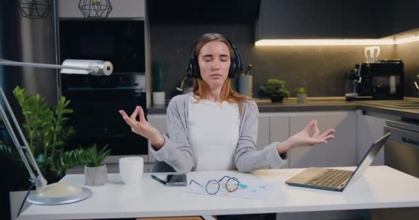 Atraktivní Žena Která Doma Medituje Sedící Tabletu Zmírňuje Stres Tím — Stock video