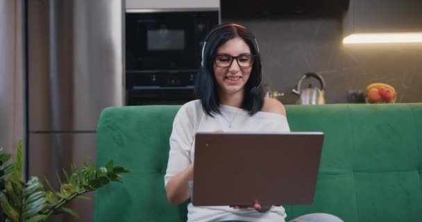 Gözlüklü Kulaklık Takan Dizüstü Bilgisayar Kullanan Konuşan Müşteri Hizmetlerinde Çalışan — Stok video