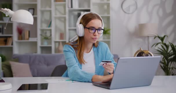 Ung Smuk Blond Pige Ved Hjælp Laptop Købe Internettet Med – Stock-video