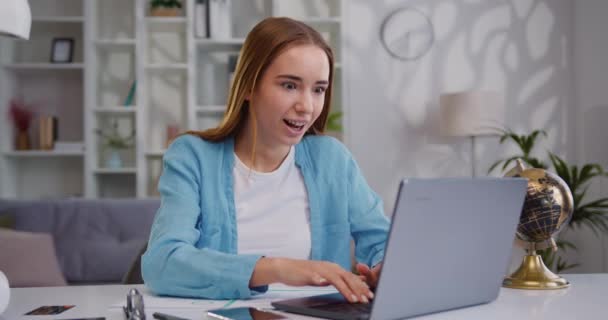 Mladá Hezká Zaměstnankyně Volné Noze Pracující Laptopu Domácí Kanceláře Dívka — Stock video