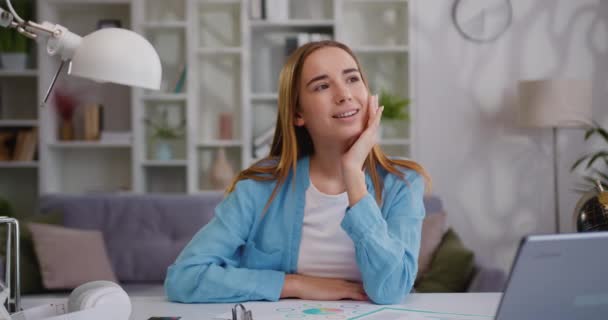 Zasněná Usměvavá Mladá Dívka Studující Online Domova Notebooku Přemýšlení Nebo — Stock video
