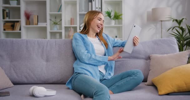 Muito Feliz Sorrindo Caucasiano Jovem Mulher Sentada Sofá Confortável Usando — Vídeo de Stock