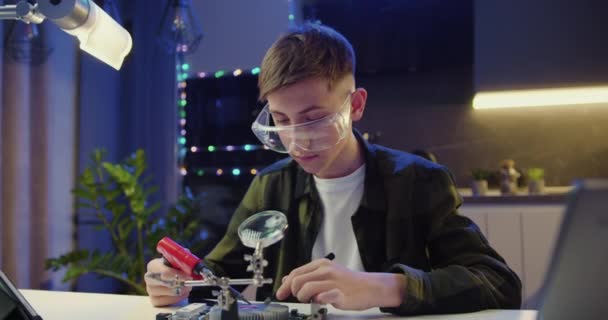 Menino Adolescente Moderno Olhando Laptop Eletrônica Solda Drone Fpv Montado — Vídeo de Stock