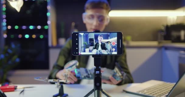 Εστίαση Στην Οθόνη Του Smartphone Νεαρός Άνδρας Μεταδίδει Ζωντανά Ένα — Αρχείο Βίντεο