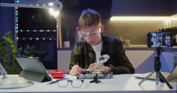 Jongen Probeert Computerbord Repareren Wetenschapsclub Van School Mannelijke Tiener Schroeft — Stockvideo