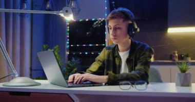 Oturma odasında masa başında otururken laptopta çalışan yakışıklı beyaz adam. Serbest meslek sahibi erkek yazar. Evden önemli bir e-posta gelmiş..