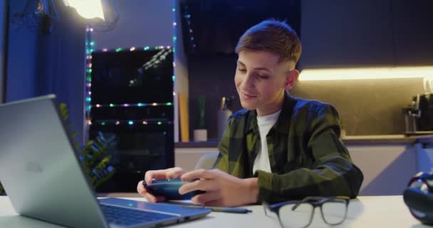 Glimlachende Grappige Jongen Spelen Online Spel Met Smartphone Door Plotselinge — Stockvideo