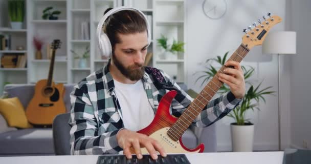 Νεαρός Παίζει Ένα Μουσικό Όργανο Μουσικός Καταγράφει Σύνθεσή Του Μουσική — Αρχείο Βίντεο