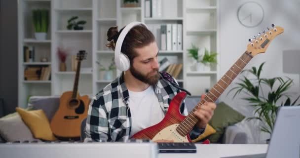 Musicien Créatif Homme Talentueux Jouant Guitare Électronique Enregistrant Musique Home — Video