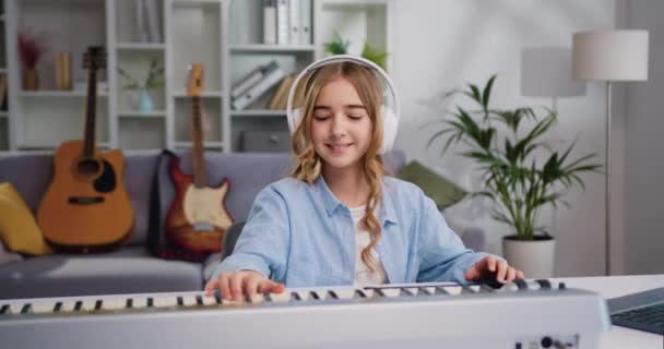 Ragazza Sorridente Con Cuffie Bianche Che Impara Suona Musica Pianoforte — Video Stock