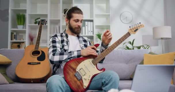Hombre Atractivo Grabando Música Con Portátil Sala Estar Casa Macho — Vídeos de Stock