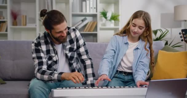 Ojciec Gra Pianinie Córką Salonie Szczęśliwą Chwilą Dziecko Uczy Się — Wideo stockowe