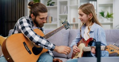 Kafkasyalı 10 yaşında güzel bir kız. Elektro gitar çalıyor ve babası ona öğretmenlik yapıyor. Evde kanepede otururken birlikte vakit geçiriyorlar..