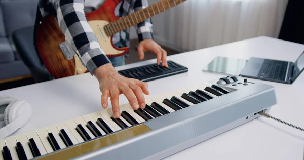 Male Hands Playing Midi Piano Keyboard Home Studio Man Makes — Stock Photo, Image