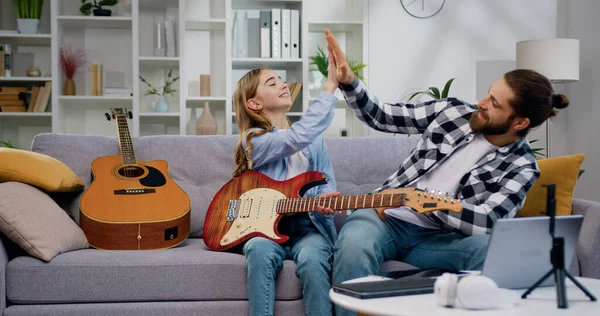 Bonito Homem Sentado Sofá Ensinando Sua Filha Pequena Tocando Guitarra — Fotografia de Stock