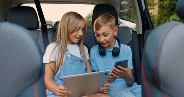 Atractivo Feliz Sonriente Adolescente Niños Sentados Coche Aplicación Tableta Teléfono — Foto de Stock
