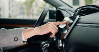 Modern yardım işlevleri ile navigatör ekranında gerekli koordinatları yazan beyaz kadın elinin yan görünümü