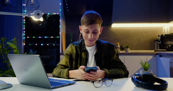 Succesvolle Tienerjongen Zittend Aan Tafel Met Smartphone Thuis Succesvol Leren — Stockfoto