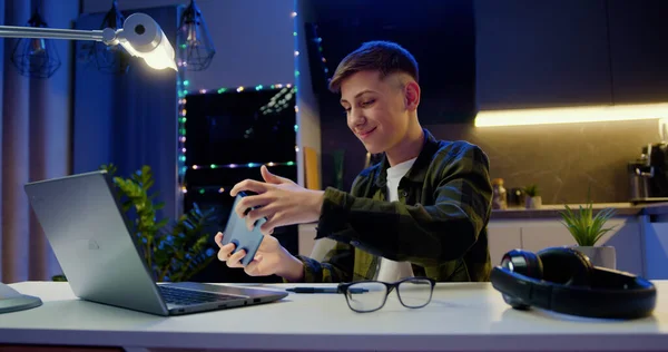 Adolescente Jogando Videogames Smartphone Noite Casa Criança Usando Telefone Para — Fotografia de Stock