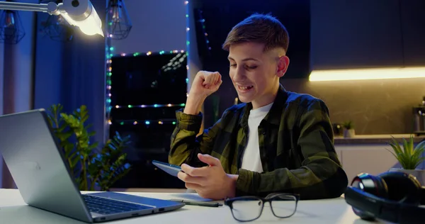 Lächelnder Lustiger Junge Beim Online Spiel Mit Dem Smartphone Durch — Stockfoto