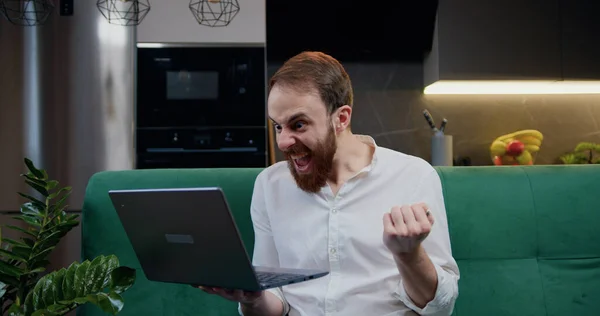 Opgewonden Zakenman Leest Goed Nieuws Laptop Computer Thuis Kantoor Man — Stockfoto