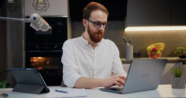 Blanke Zakenman Wit Shirt Die Thuis Werkt Met Zijn Laptop — Stockfoto