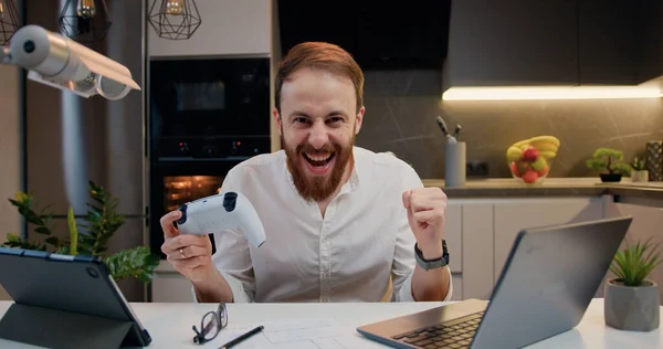 Middelbare Leeftijd Glimlachende Man Spelen Video Game Moderm Keuken Appartement — Stockfoto