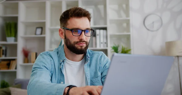 Schöner Kaukasischer Mann Der Laptop Arbeitet Während Hinter Dem Schreibtisch — Stockfoto