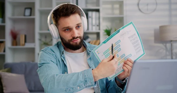 Een Gefocuste Man Met Een Koptelefoon Met Een Videogesprek Met — Stockfoto