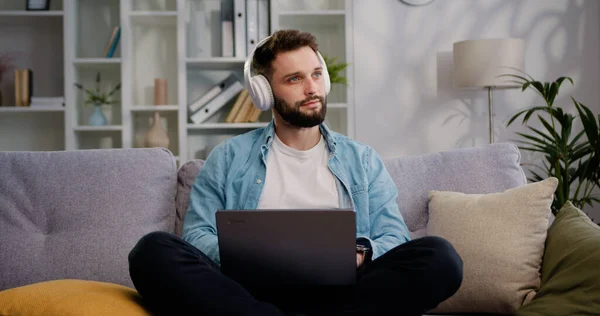 Geschäftsmann Drahtlose Kopfhörer Sitzen Auf Dem Sofa Mit Laptop Hause — Stockfoto