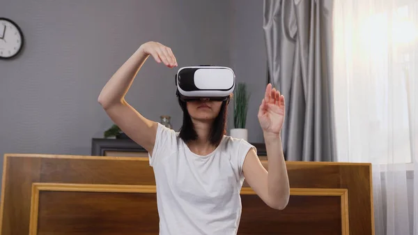 Bela Jovem Concentrada Realidade Virtual Headset Fazendo Rolagem Tela Imaginária — Fotografia de Stock