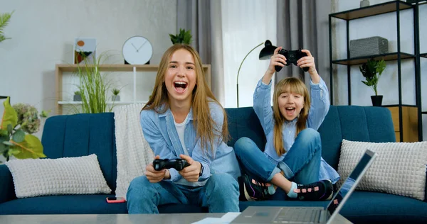 Adorável Amigável Alegre Duas Idades Diferentes Meninas Jogando Videogames Usando — Fotografia de Stock